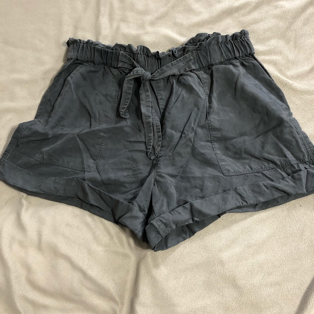 american eagle gray flowy shorts